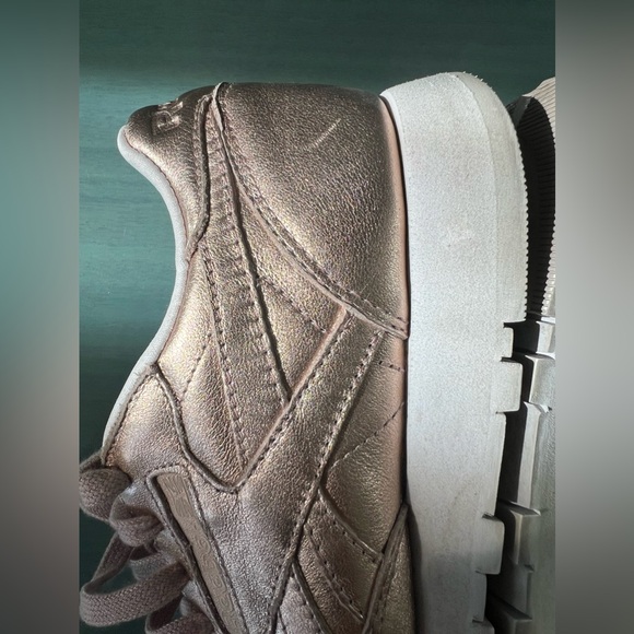 Reebok Classic Leather Melted Metal
Pearl/Rose Gold Metallic Sneakers - Picture 12 of 15